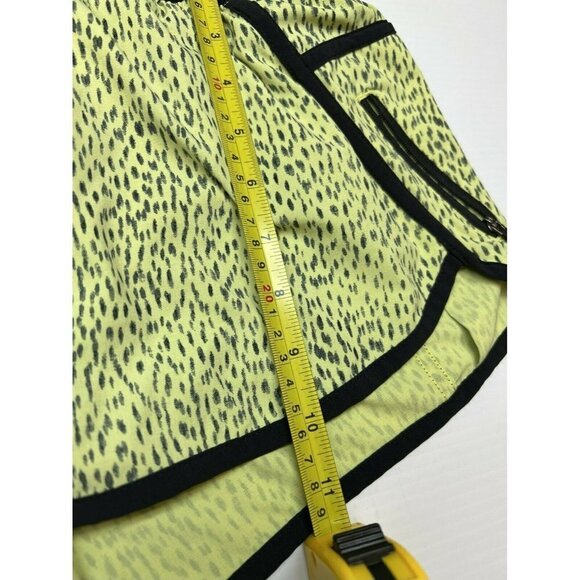 Lululemon Womens Size 6 Run Speed Up Shorts Animal Print Green/Black - Picture 4 of 6